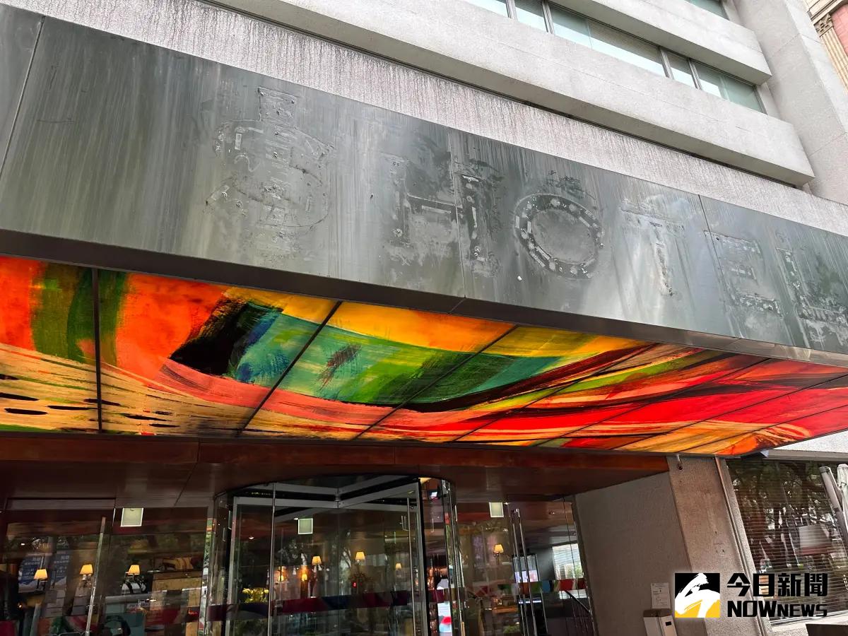 ▲汪小菲旗下的「S Hotel」酒店已經撤下招牌，正式對外切割大S一家，櫃台人員也證實是這幾天的事。（圖／記者詹鎰睿攝影）