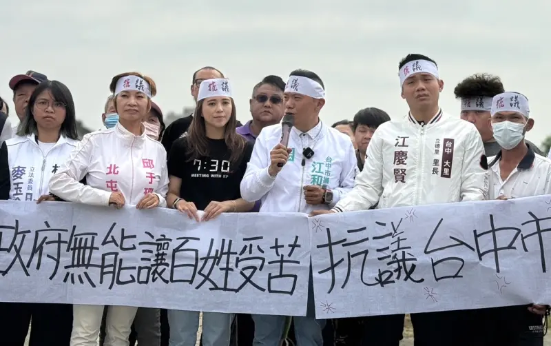 ▲從台北坐高鐵直衝死魚現場的陳思宇（黑衣），未來動向備受關注。（圖／江和樹提供，2024.03.27）