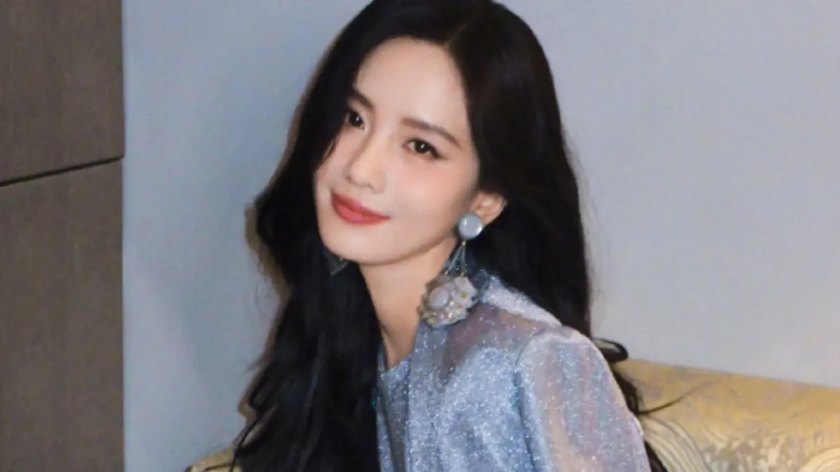 ▲劉詩詩疑似惹到粉絲，導致路透照的生圖被曝光，在網路上掀起討論。（圖／劉詩詩微博）