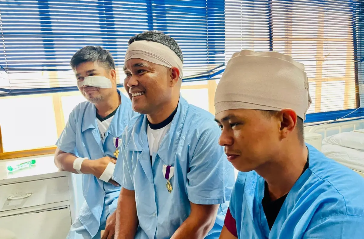 ▲中國向菲律賓補給船8次發射高壓水柱，菲船嚴重受損一度無法航行，3名船上人員受傷。（圖／菲律賓軍方）