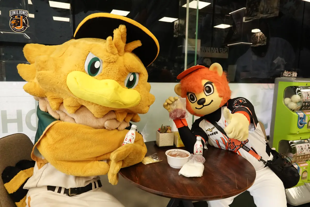 ▲台鋼雄鷹吉祥物TAKAO獲得好友支援！統一獅萊恩前往高雄街頭造勢。（圖／統一獅提供）