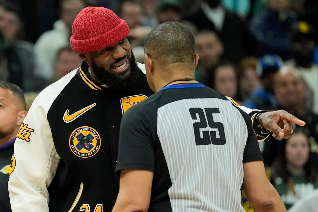 ▲詹皇力挺湖人隊友！直指「字母哥」走步，罰球不進還嘲諷跳舞。（圖／美聯社／達志影像）