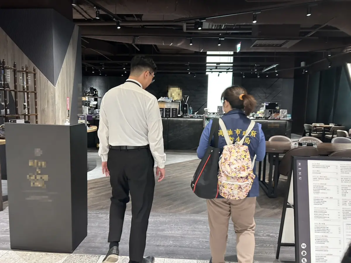 ▲有網友分享自身通報高雄市府有關食安事件的經驗，表示高市府非常嚴肅看待市民健康，也在第一時間立即派員稽查，獲得網友大讚。(圖／高市府衛生局提供)