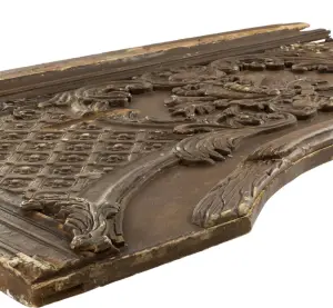 ▲拍賣商「Heritage Auctions」表示，雖然這塊木板經常被外界視為一扇門，但它其實是根據《鐵達尼號》一等艙休息室入口的「門框」製成。（圖／翻攝自Heritage Auctions官網）