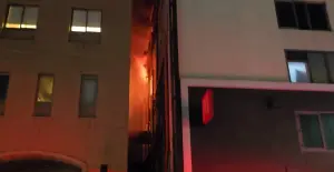 北市餐廳「點水樓」凌晨火警！烈焰照亮漆黑夜空　消防員緊急搶救
