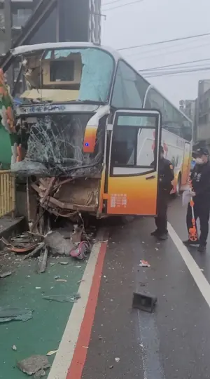 快訊／竹東高中校車衝撞護欄！車頭撞爛全毀　已知8人送醫
