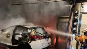 桃園民宅凌晨大火！多部汽機車遭焚毀　　3住戶脫困一度無呼吸
