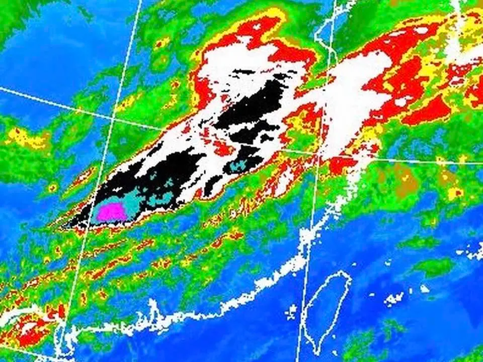 ▲前中央氣象局局長鄭明典表示，暖季對流雲特徵出現，要準備防汛了。（圖／鄭明典臉書）