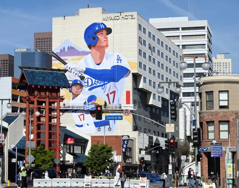 「打者大谷、投手翔平」！洛杉磯宮古酒店巨型壁畫揭幕引球迷關注