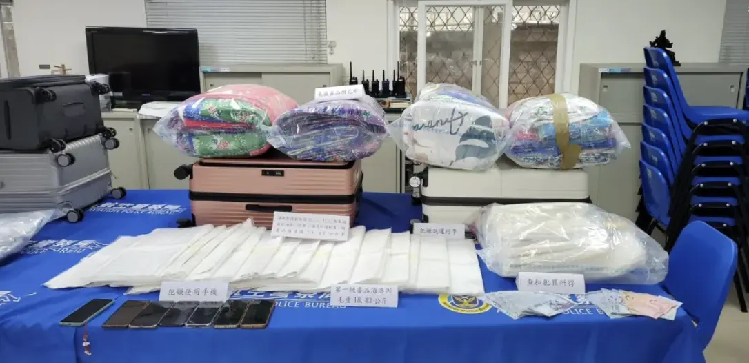 ▲泰緬邊界頭目Sae以觀光名義帶著3名族人來台，涉嫌在行李的布藝品裡面夾藏逾36公斤海洛因，市值高達新台幣上億元。（圖／航警局提供）