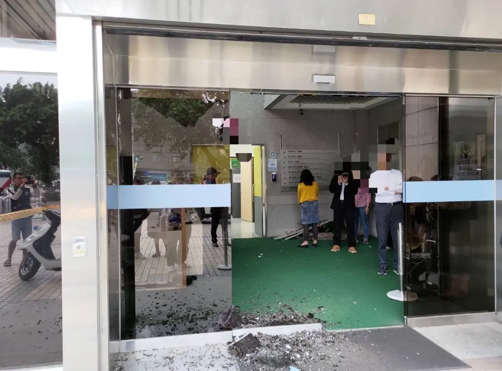 ▲數位發展部1樓大門遭槍擊導致玻璃破碎。（圖／翻攝照片）