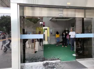 ▲數位發展部1樓大門遭槍擊導致玻璃破碎。（圖／翻攝照片）