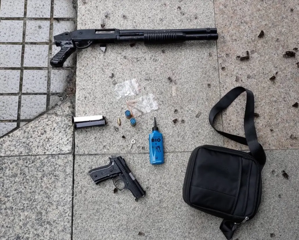 ▲張姓男子28日上午到數位發展部開了3槍，警方迅速逮捕，並查扣2把槍枝。（圖／翻攝照片）