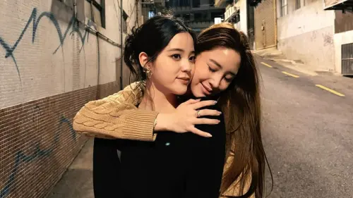 ▲歐陽娜娜(左)和歐陽妮妮姊妹感情融洽。(圖/歐陽妮妮微博) ▲歐陽娜娜(左)和歐陽妮妮姊妹感情融洽。(圖/歐陽妮妮微博)
