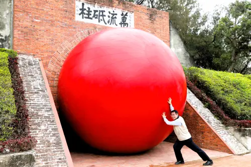 ▲「紅球計畫」明起連續10天在台南登場，每日地點出爐，黃偉哲推球照提前曝光「紅球」本尊。（圖／台南市政府提供）