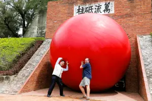 ▲台南市長黃偉哲今至億載金城視察紅球充氣。（圖／台南市政府提供）
