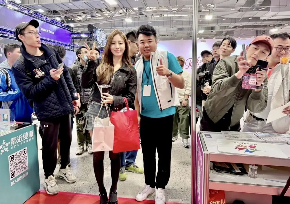 ▲韓國名模金寶拉(左2)與「鄰近健康」創辦人趙國鈞董事長合影。（圖／品牌提供）