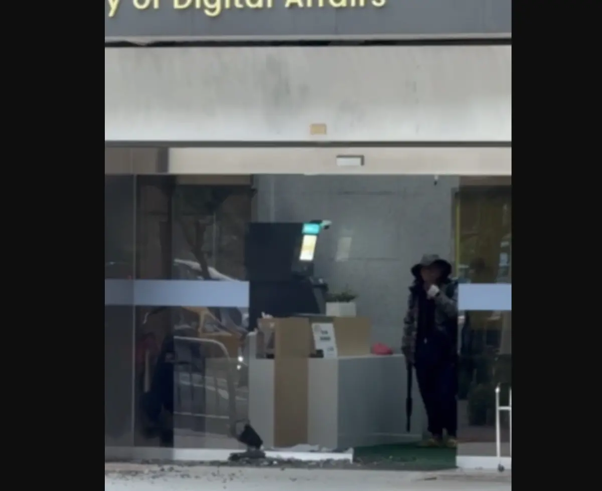 ▲張男一進入大門，就先先對空鳴槍又朝天花板開槍，嚇得現場人等紛紛逃竄，最終還有一名女子呆在門口，張男將其驅離後，對著大門轟最後一槍。（圖／翻攝畫面）