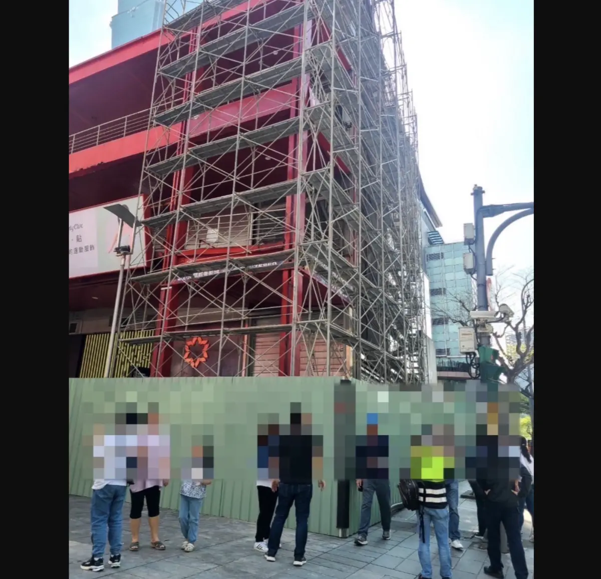 ▲台北市信義威秀影城外牆施工，今天下午突然掉落鐵條，砸傷香港籍母子。（圖／翻攝畫面）