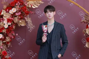 ▲洪暐哲2019年參加選秀節目《以團之名》出道,演過耽美劇《免疫屏蔽》、發表兩首單曲。(圖/守葳醫美集團提供) ▲洪暐哲2019年參加選秀節目《以團之名》出道,演過耽美劇《免疫屏蔽》、發表兩首單曲。(圖/守葳醫美集團提供)