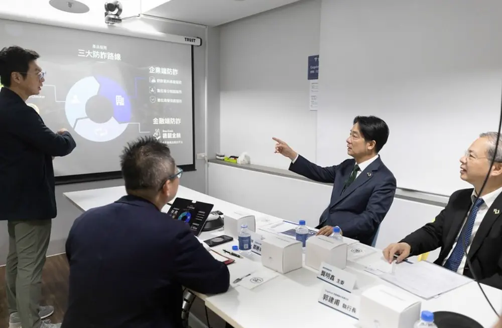 ▲賴清德26日下午參訪「走著瞧股份有限公司（Gogolook）」，宣示打詐。（圖／總統府提供）