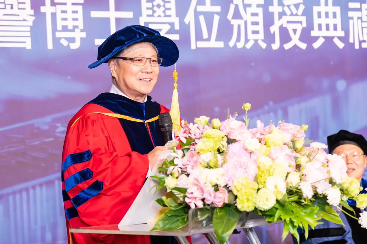 ▲緯創董事長林憲銘獲頒陽明交大名譽博士，分享人生價值觀「外圓內方」，行事可以圓融，但心中要有主見良知。（圖／陽明交大提供）