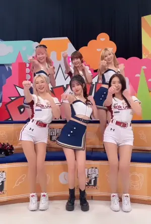 ▲巫苡萱（前排左起）、慈妹、雅涵、Jessy（後排左起）、Yuri、秀秀子挑戰「一粒」的啦啦隊神曲。（圖／翻攝巫苡萱IG）