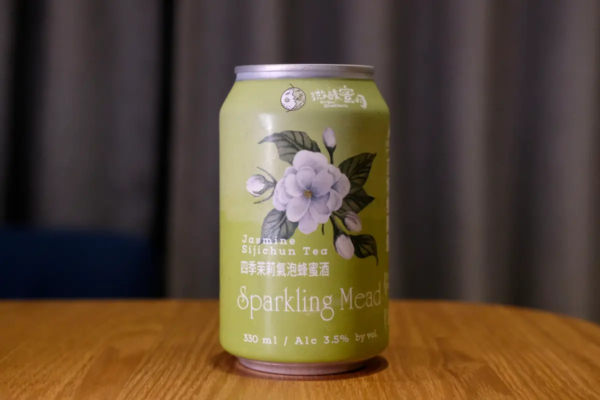 ▲「四季茉莉蜂蜜氣泡酒」在小紅書爆紅，各通路目前缺貨中，記者找了三家美廉社才買到，實際開箱試喝。（圖／記者葉盛耀攝）