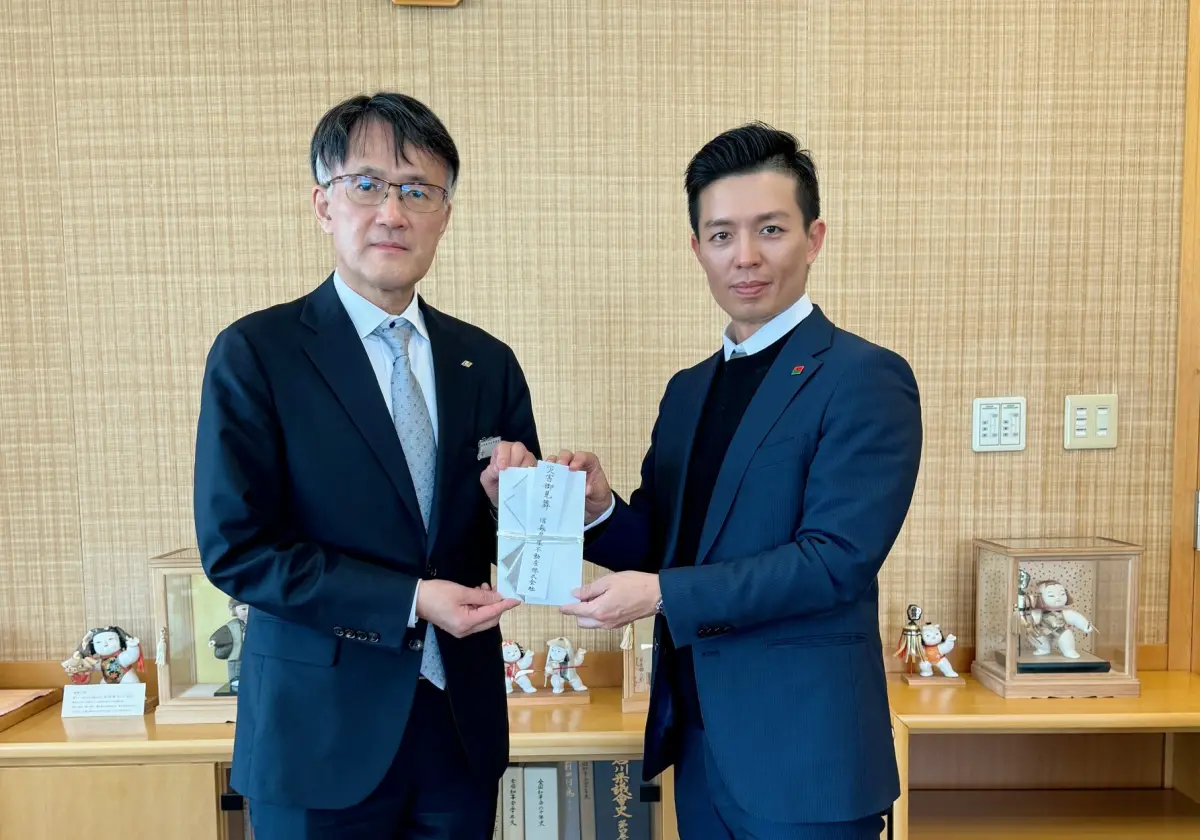 ▲信義房屋不動產株式會社社長王茂桑（右）代表致贈救助金，由石川縣東京事務所所長中谷安孝（左）代表接受。（圖／資料照片）