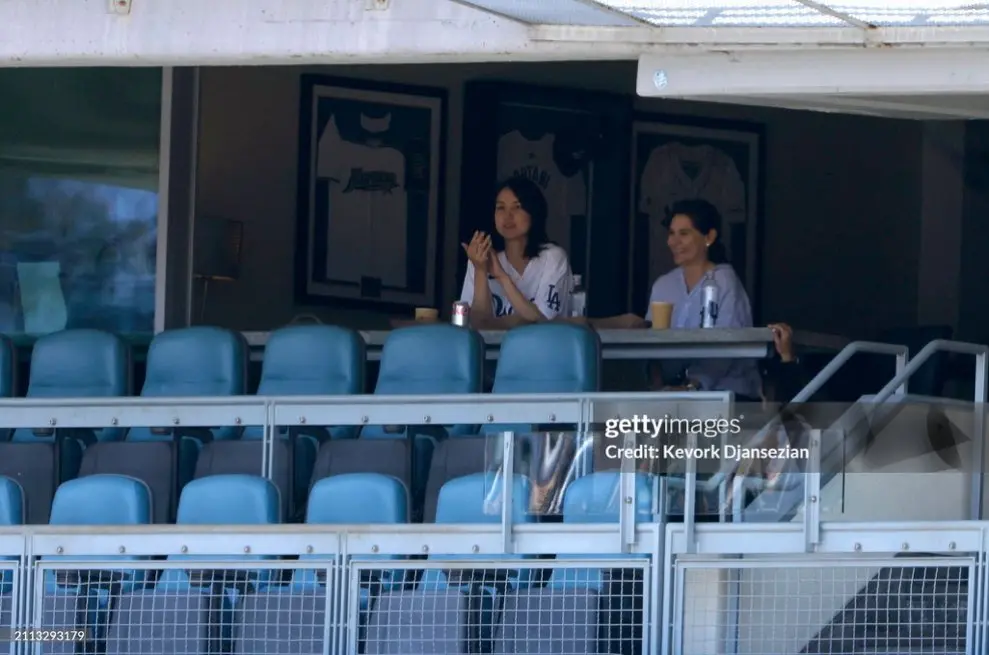 ▲大谷翔平老婆田中真美子與愛狗一起觀戰！球迷笑稱：「彈額頭跟媽媽看比賽」。（圖／取自X@keisuke85570781)