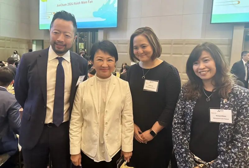 ▲可口可樂公司代表向愛喝可樂台中市長盧秀燕致意。（圖／台中市政府提供，2024.03.29）