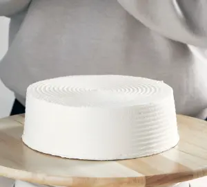 ▲紅葉蛋糕愚人節推出「白森林蛋糕」，一顆要價760元，已經開始提供線上預訂、宅配到府，只賣到4月1日。（圖/紅葉蛋糕IG）