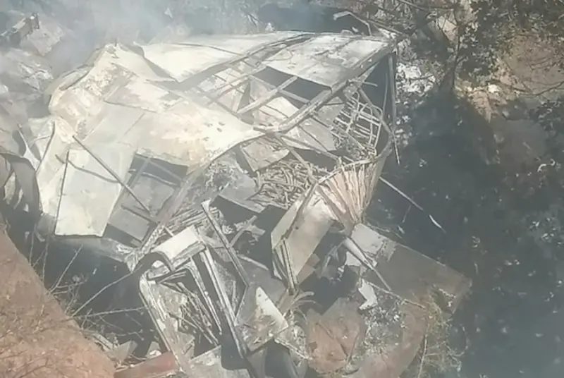 ▲南非一輛巴士28日從橋上墜入深谷並起火，45人喪生。唯一倖存的8歲孩童身受重傷，已被送往醫院治療。 （圖／翻攝自abc news）