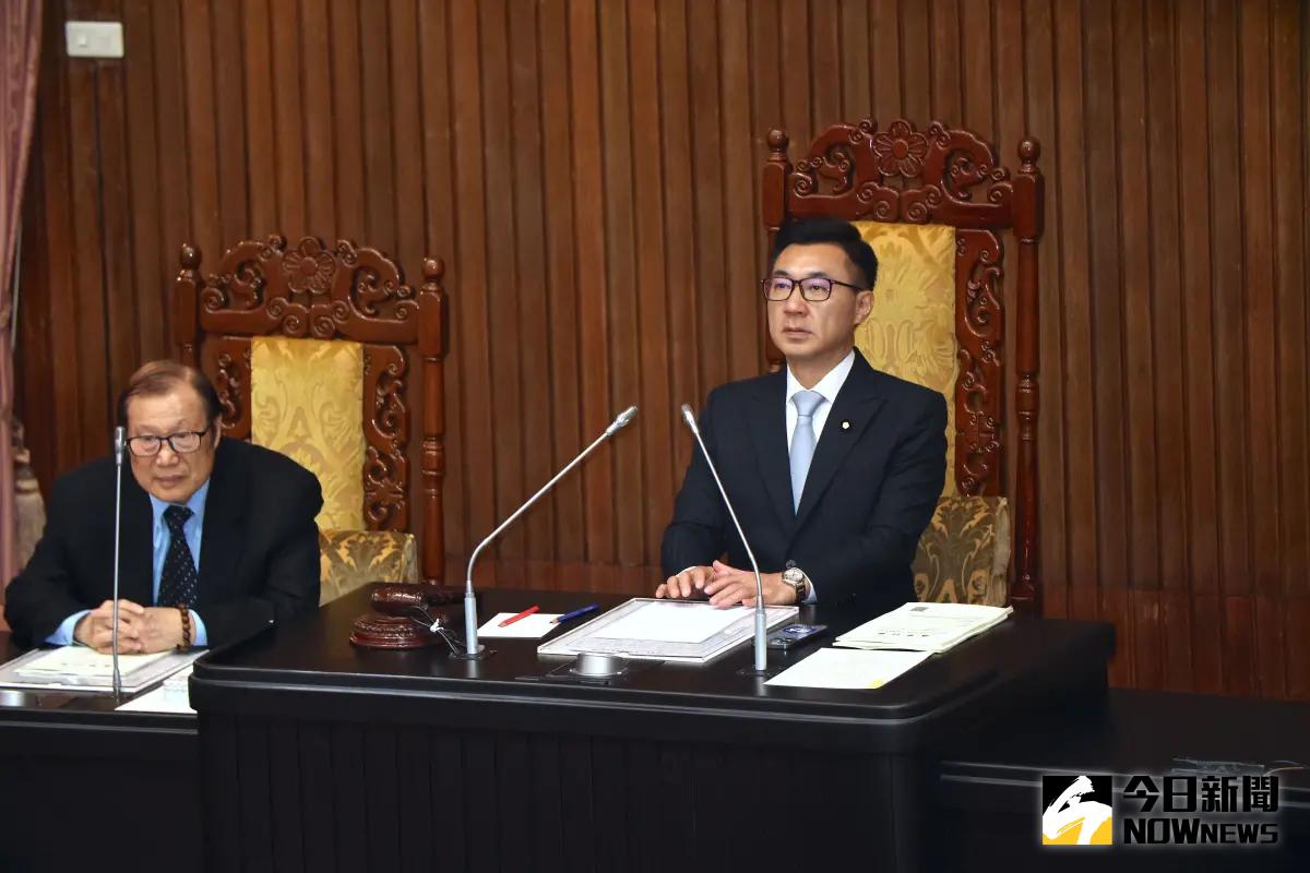 ▲立法院祕書長周萬來（左）發公文要在國民體育日舉辦「上班族健康操」，立院同仁趣回要去秘書長辦公室檢查。（圖／NOWNEWS資料照片）