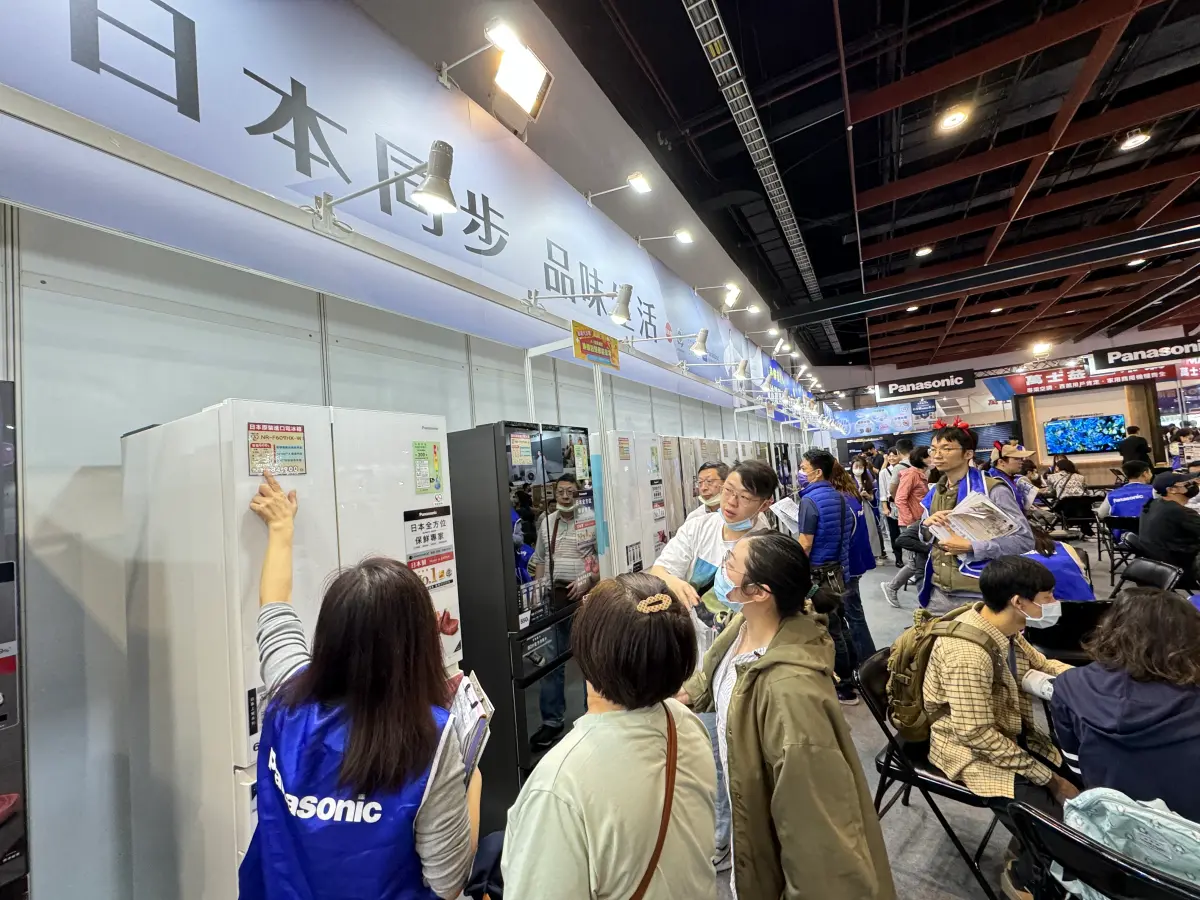 ▲2024電器展今為開展首日，因電價即將上漲，吸引民眾汰舊換新，選購具備節能的家電。（圖／記者周淑萍攝）
