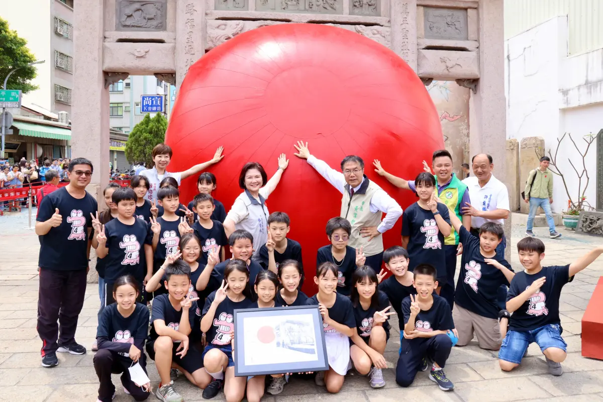 ▲今天紅球臺南開展，包括市長黃偉哲、市議員蔡宗豪、Ingay Tali穎艾達利、陳怡珍、許至椿、李啟維也到場表達支持。（圖／台南市府提供）