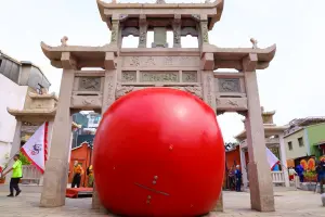 ▲「紅球臺南」今天正式開跑!紅球首站來到位於臺南中西區的風神廟接官亭。（圖／台南市府提供）