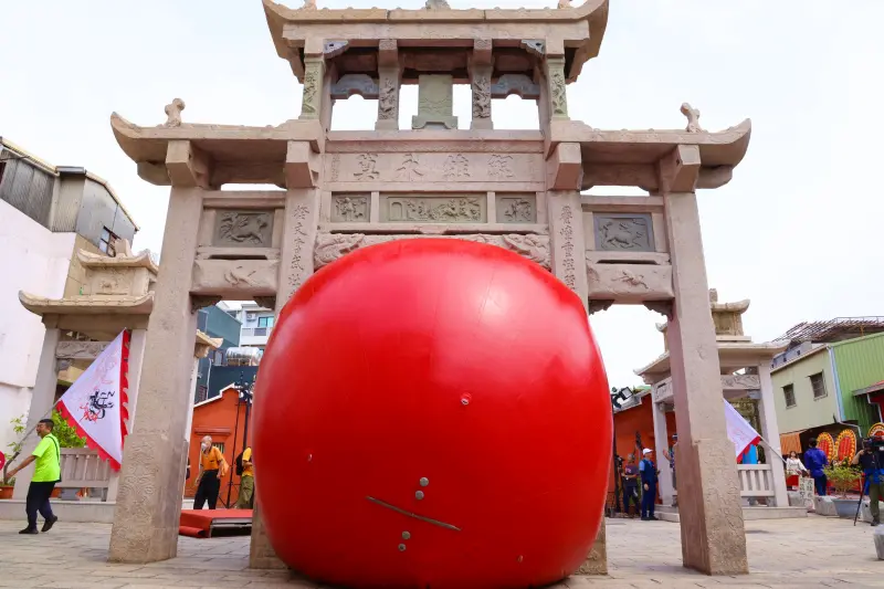 ▲台南從今（29）日起迎來「紅球計畫」（RedBall Project），首站來到位於台南中西區的風神廟接官亭。（圖／台南市府提供）