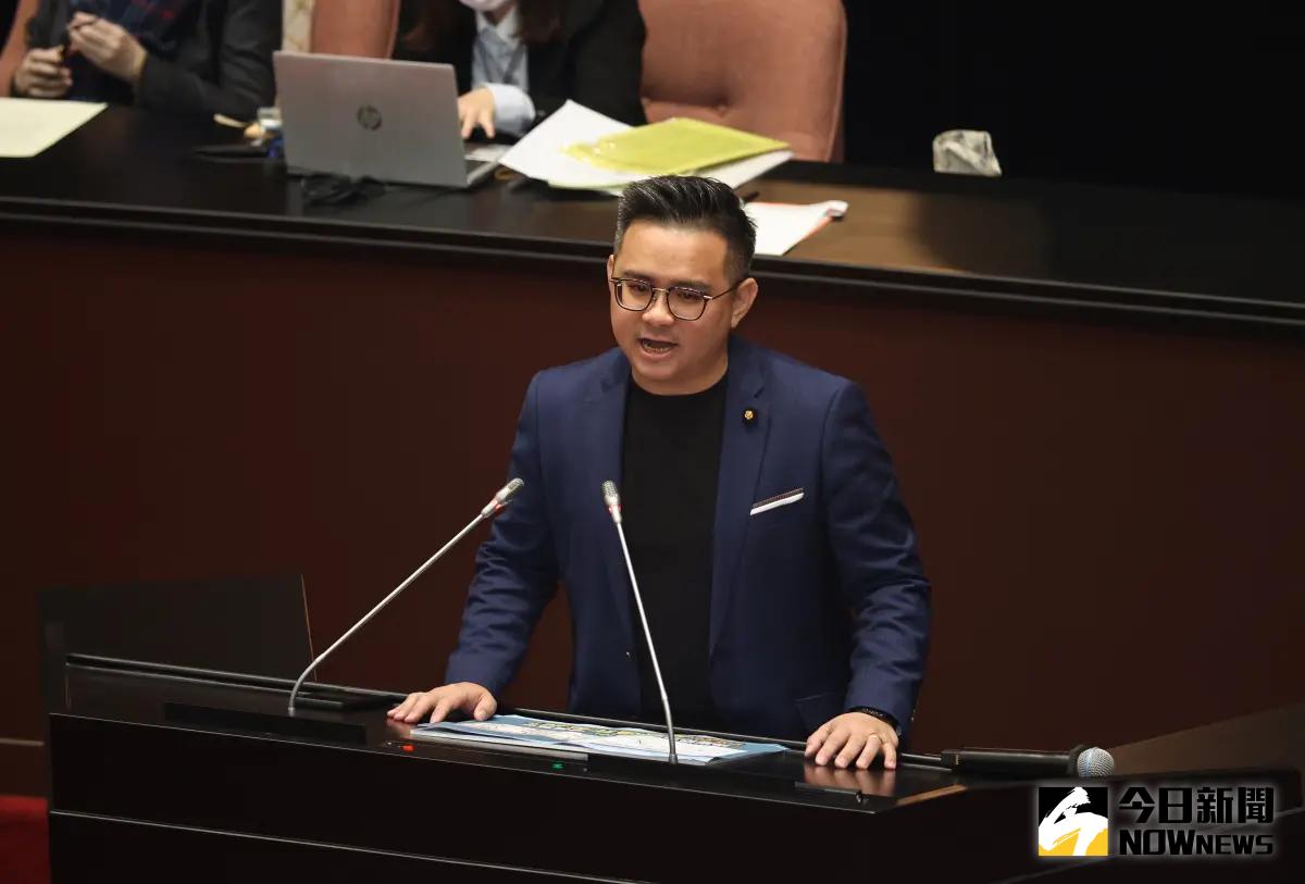 ▲國民黨立委黃健豪與藍委們提案，廢「一例一休」落實周休二日。（圖／記者陳明中攝，資料照）