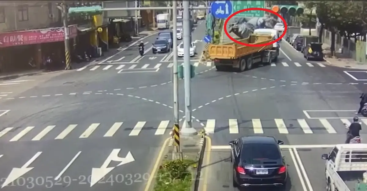 ▲桃園一部水泥車行經蘆竹區南山路二段時，在彎道處突然失控翻覆。（圖／翻攝畫面）