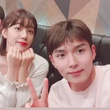▲Super Junior成員厲旭（右）與女友Ari宣布5月即將結婚。（圖/翻攝自網路）