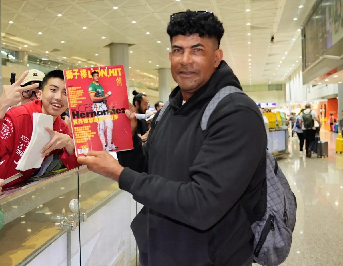 ▲統一獅傳奇洋將賀亮德來台，大批球迷接機。（圖／統一獅提供）