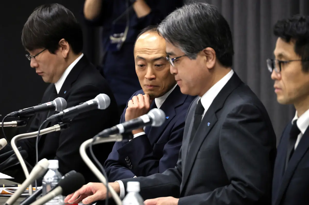 ▲針對自己公司的紅麴保健品，所引起的食安危機，日本小林製藥社長小林章浩（圖中），29日已與公司高層召開道歉記者會。（圖／美聯社／達志影像）