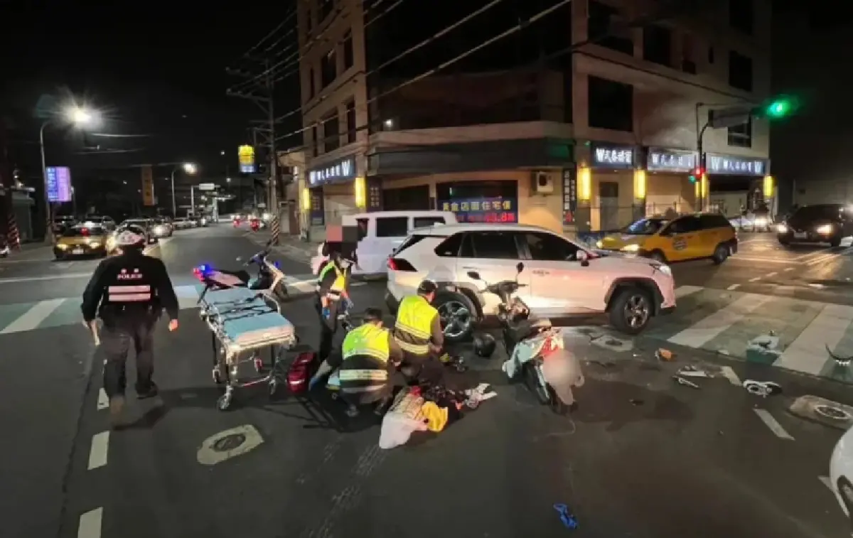 ▲29日晚間，新北市五股區發生車禍事故，王姓男子駕駛自小客車，與直行的41歲李姓機車騎士發生碰撞，詳細車禍原因及經過還有待釐清。（圖／翻攝畫面