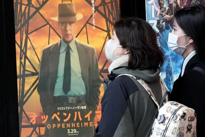 ▲贏得奧斯卡最佳影片的《奧本海默》，本月29日終於在日本上映。圖為東京一間電影院門口的相關海報。（圖／美聯社／達志影像）