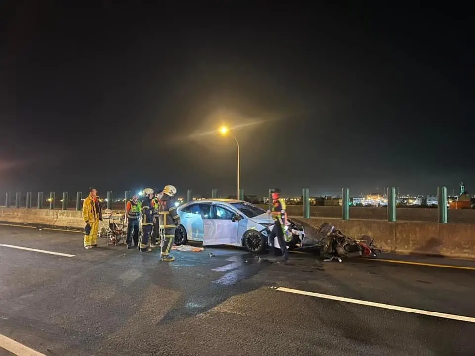 ▲29日晚間，台61線西濱快速公路發生車禍，陳姓男子駕駛自小客車行經北上216.5公里處，突然見到一台機車逆向駛來，汽機車當場發生碰撞，陳姓機車騎士撞破擋風玻璃身亡。（圖／翻攝畫面）