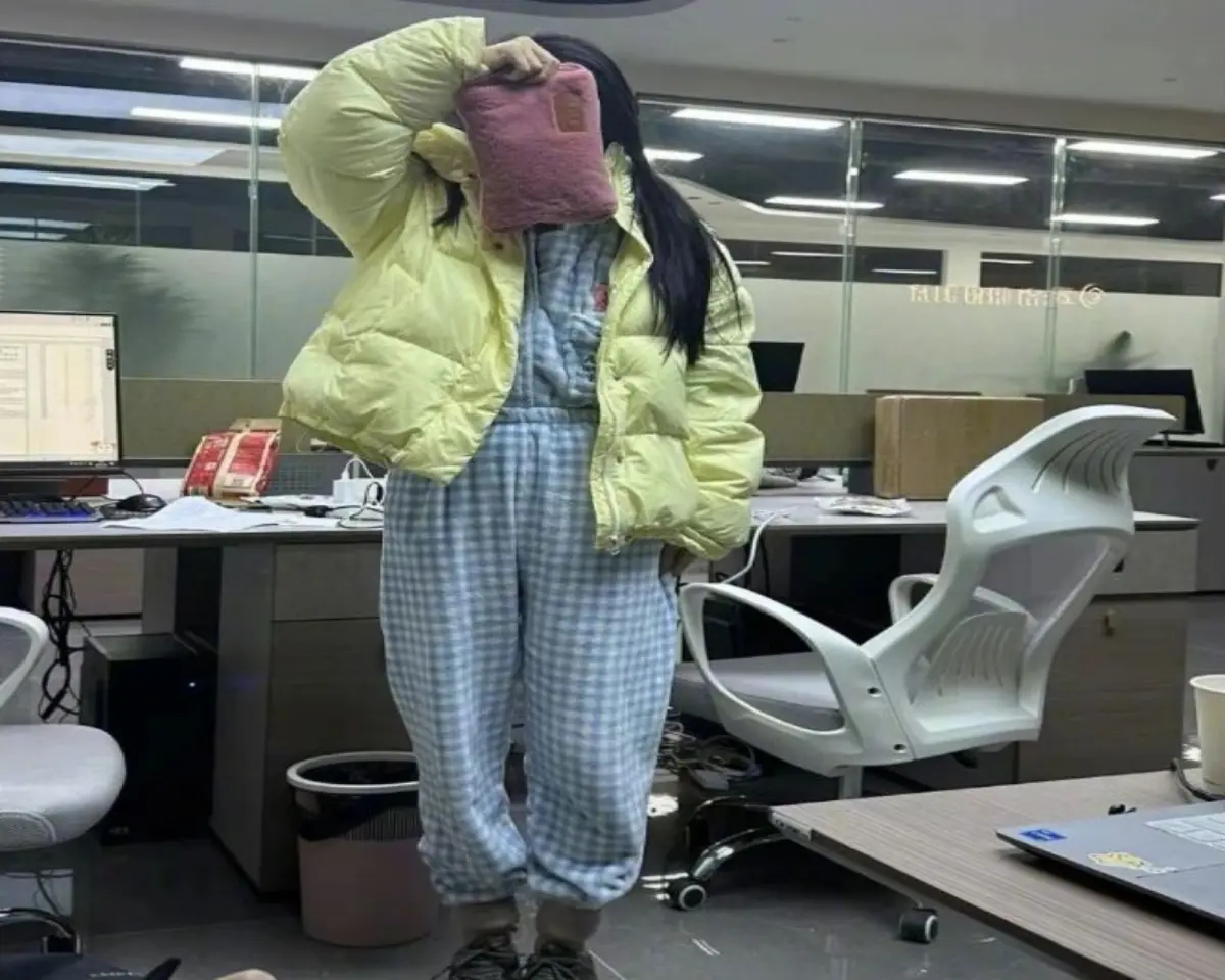 ▲中國近日掀起一股「上班噁心穿搭」風潮，尤其以女性為主。（圖／翻攝自微博）