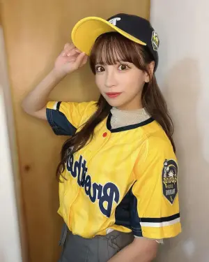 ▲小那海綾熱愛棒球，此次穿上中信兄弟的球衣，讓台灣粉絲超嗨。（圖／小那海綾IG）