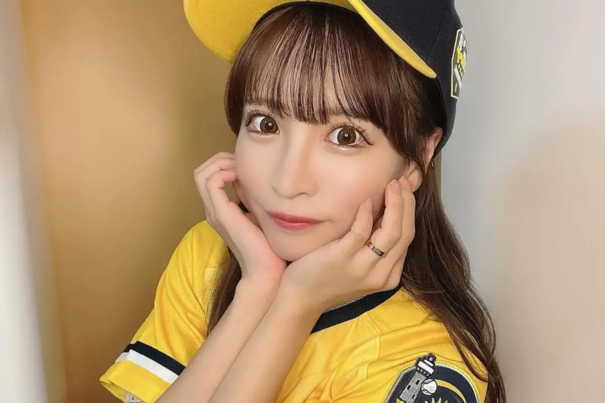 ▲AV女優小那海綾突然穿兄弟隊的球衣，還用中文喊話想來台灣看棒球，粉絲超嗨拱她加入啦啦隊Passion Sister。（圖／小那海綾IG）