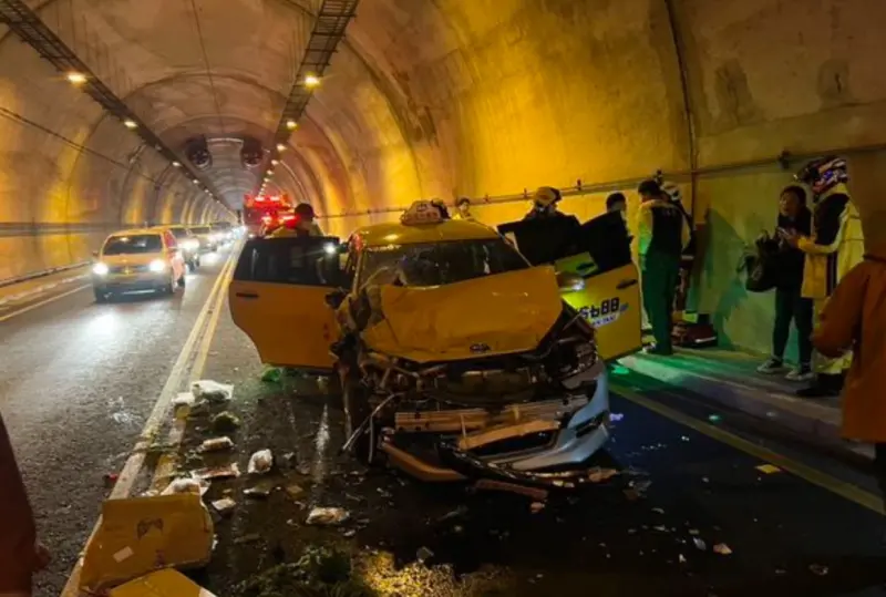 台62線連環車禍事故！瑪陵隧道4車追撞　計程車車頭撞爛、5人送醫